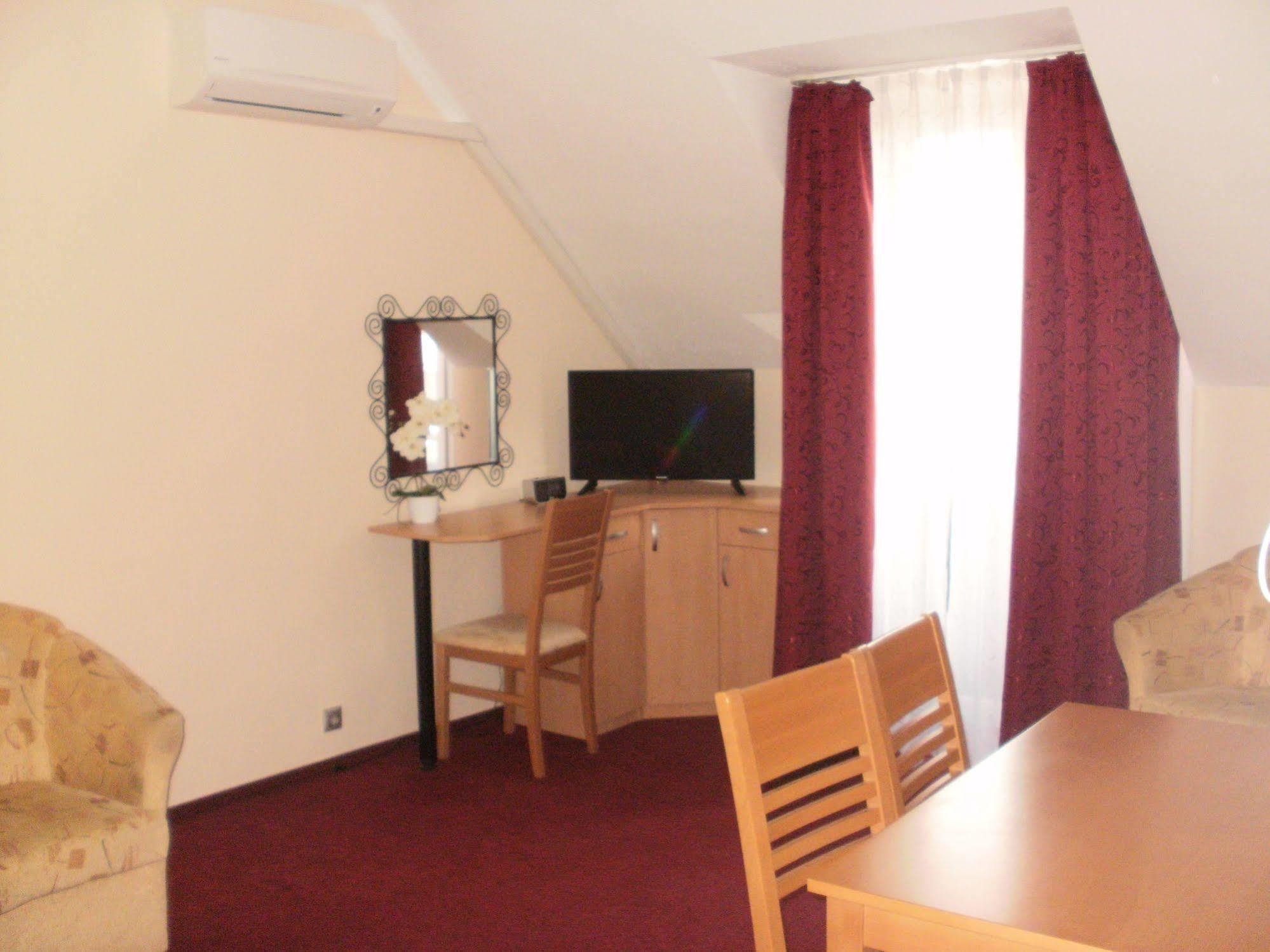 Siesta Club Apartman ฮอร์กานี ภายนอก รูปภาพ