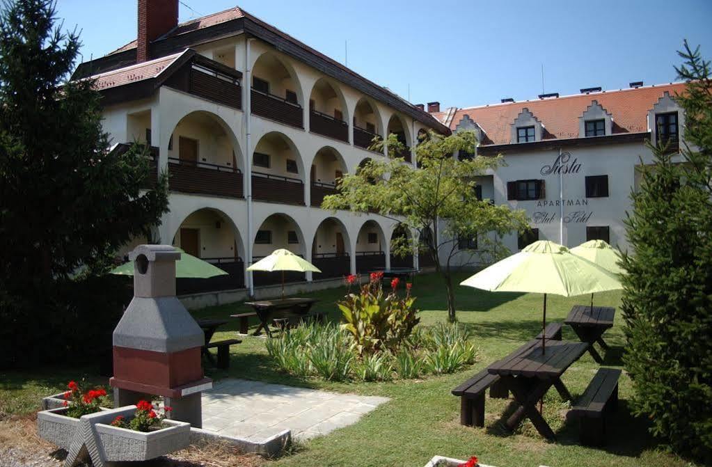 Siesta Club Apartman ฮอร์กานี ภายนอก รูปภาพ
